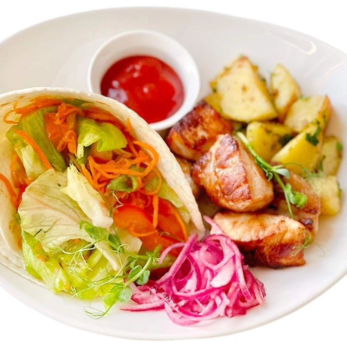 Фирменное комбо со свининой картофелем по-домашнему и свежими овощами