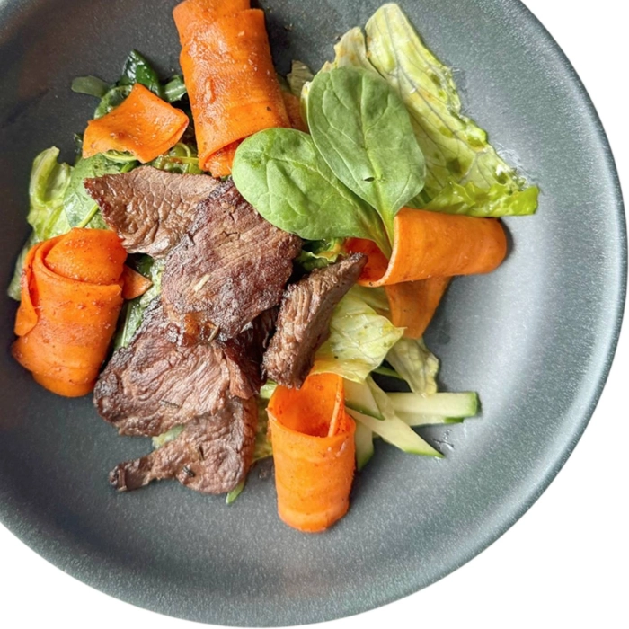 Салат с мраморной говядиной и пряной морковью