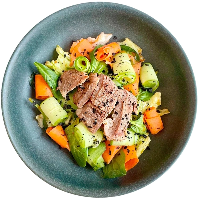 Стейк - салат  с пряной морковью и овощами