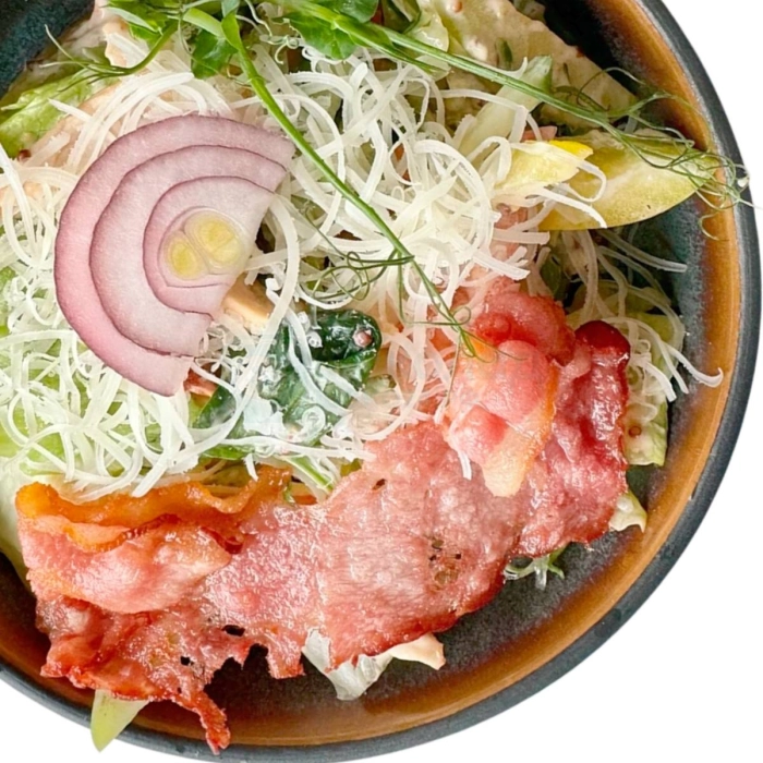 Фирменный  салат с курочкой и беконом